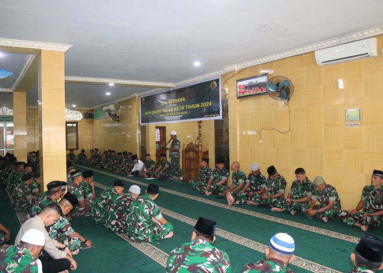 Prajurit Kodim 0309/Solok menggelar Shalat  Jumat berjamaah dan dilanjutkan dengan doa bersama, dalam memperingati Hari Juang ke-79 TNI AD yang dilaksanakan di Masjid Taqwa Makodim 0309/Solok.(Satunusantara news.HO-Pendim 0309/Solok).