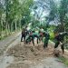 Prajurit Yonif 126/KC laksanakan gotong royong timbun jalan berlobang di Batu Bara