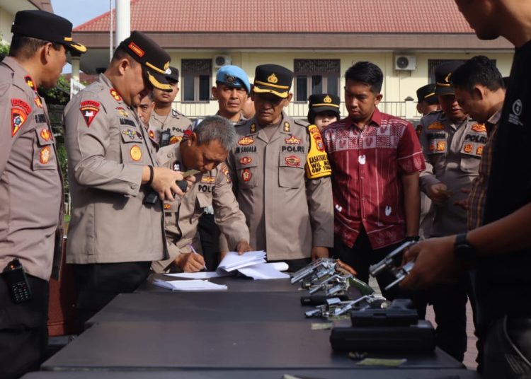 Wakapolrestabes Medan AKBP Anhar Arlia Rangkuti (kiri) saat  melakukan pemeriksaan senjata api personel Polrestabes Medan dan Polsek jajaran, di Mapolrestabes Medan.(Satunusantara news/HO-Humas Polrestabes Medan).