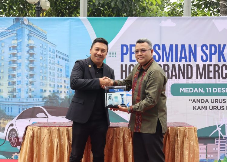 Manajer UP3 Medan, Gebyar Pandito (kiri) saat menyerahkan Plakat SPKLU kepada Manajer Hotel Grand Mercure Medan, Rachmat Suwandi (kanan) sebagai bentuk apresiasi PLN atas dukungan mewujudkan Net Zero Emission.(Satunusantara news/HO-Humas PLN UID Sumut).