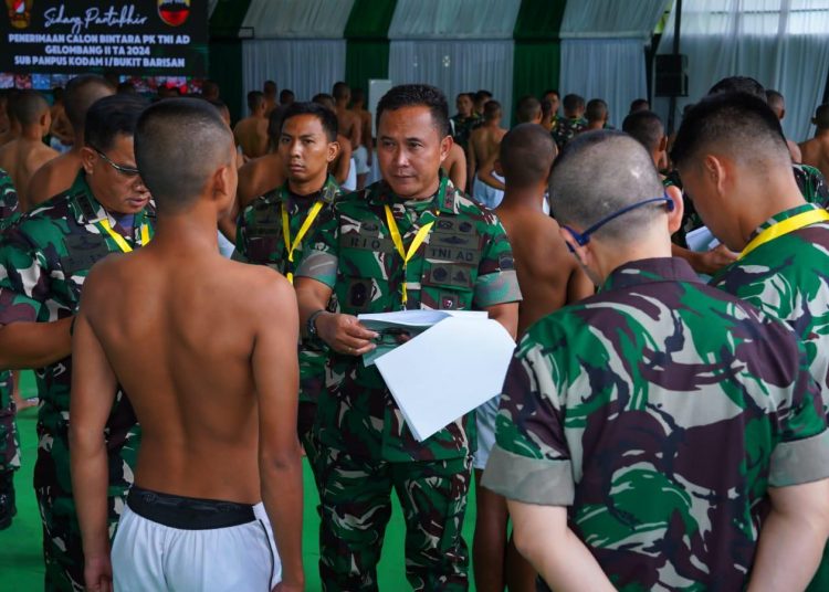 Pangdam I/BB,  Mayjen TNI Rio Firdianto (tengah) saat  memimpin langsung sidang Pantukhir Penerimaan Calon Bintara (Caba) PK Gelombang II TA 2024 Subpanpus Kodam I/BB yang digelar di Aula AH Nasution Mako Rindam I/BB, Pematangsiantar.(Satunusantara news/HO-Pendam I/BB).