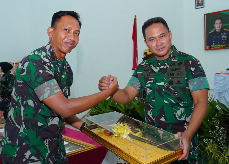 Pangdam I/BB Mayjen TNI Rio Firdianto (kanan) saat menerima cendramata dari Dandim 0204/DS Letkol Inf Alex Sandri (kiri) saat kunjungan kerja ke Makodim 0204/DS.(Satunusantara news/HO-Pendam I/BB).