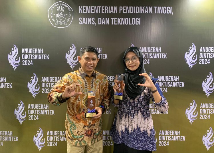 Wakil Rektor Bidang Umum dan Keuangan Unimed Dr. Winsyahputra Ritonga, M.Si (kiri) saat menerima penghargaan di acara Anugerah Diktisaintek, Kemendiktisaintek) Tahun 2024,  di Jakarta.(Satunusantara news/HO-Humas Unimed).