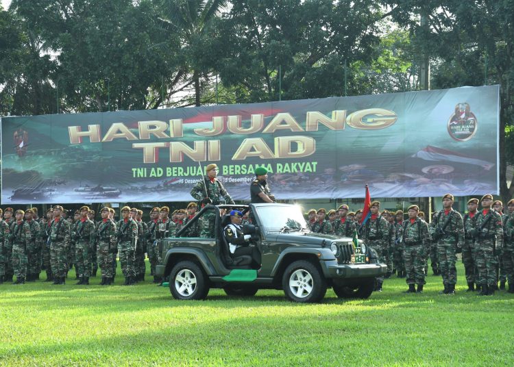 Pangdam I/BB,  Mayjen TNI Rio Firdianto, saat memeriksa barisan personel TNI AD pada peringatan Hari Juang TNI AD ke-79 di Lapangan Hijau Makodam I/BB.(Satunusantara news/HO-Pendam I/BB).
