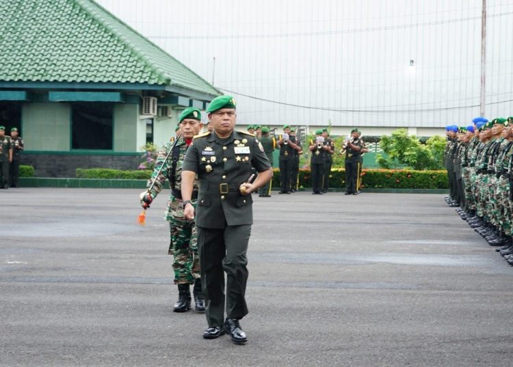 Danrem 032/Wirabraja Brigjen TNI Wahyu Eko Purnomo, saat memeriksa barisan personel TNI AD pada  upacara memperingati HJK TNI AD ke- 79 di lapangan Hitam Makorem 032/Wirabraja, Kota Padang.(Satunusantara news/HO-Penrem 032/Wbr).