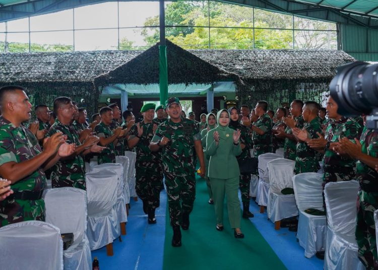 Pangdam I/BB,  Mayjen TNI Rio Firdianto (tengah) saat melaksanakan kunjungan kerja ke Rindam I/BB di Pematangsiantar.(Satunusantara news/HO-Pendam I/BB).,