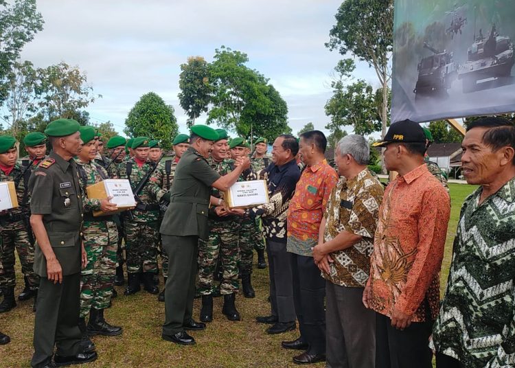 Kodim 0206/Dairi menyerahkan bantuan sembako kepada purnawirawan TNI di Lapangan Sudirman, Sidikalang, Kabupaten Dairi, dalam rangka memperingati Hari Juang TNI-AD ke-79.(Satunusantara news/HO-Kodim 0206/Dairi).