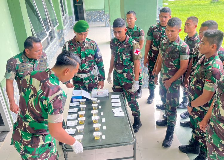 Prajurit Yonif 126/KC, saat melaksanakan uji petik tes urine  di Mako Yonif 126/KC.(Satunusantara news/HO-Yonif 126/KC).