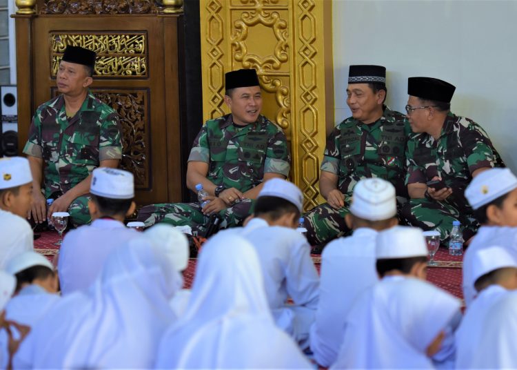 Pangdam I/BB,   Mayjen TNI Rio Firdianto (tengah) saat memimpin Acara Doa Bersama Dalam rangka memperingati Hari Juang TNI AD ke-79 tahun 2024 di Masjid At Taqwa Makodam I/BB.(Satunusantara news/HO-Pendam I/BB).