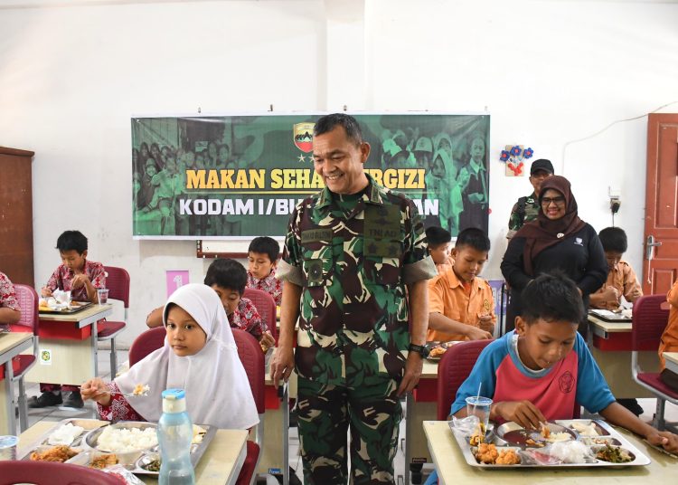 Kodam I/BB menggelar kegiatan makan sehat bergizi di dua SD di Kecamatan Medan Timur, Kota Medan.(Satunusantara news/HO-Pedam I/BB).