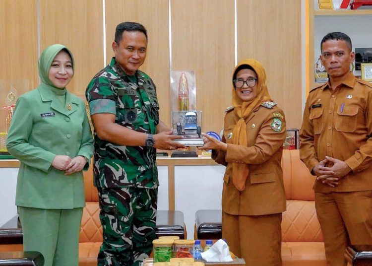 Pangdam I/BB,  Mayjen TNI Rio Firdianto (kiri) saat menerima cendramata dari  Wali kota Pematangsiantar, Ibu Susanti Dewayani. (Satunusantara news/HO-Pendam I/BB).