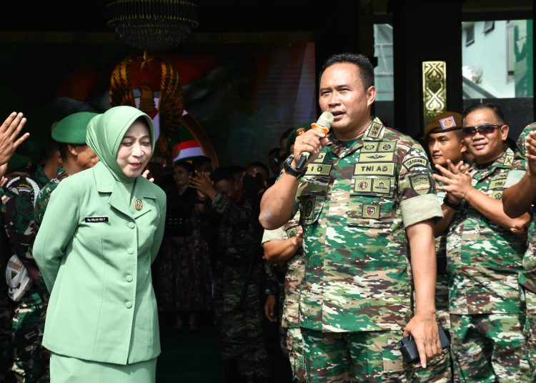 Pangdam I/BB, Mayjen TNI Rio Firdianto (kanan) menyumbangkan sebuah lagu pada  Acara Panggung Prajurit dalam rangka memeriahkan Hari Juang TNI AD ke-79 Tahun 2024  di Markas Kodam I/BB.(Satunusantara news/HO-pendam I/BB).