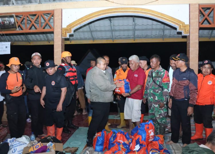 Bupati Tapsel. Dolly Pasaribu (tengah) saat memberikan bantuan kepada korban banjir di Kecamatan Tantom Angkola, Kabupaten Tapsel.(Satunusantara news/HO-Prokopim Tapsel).