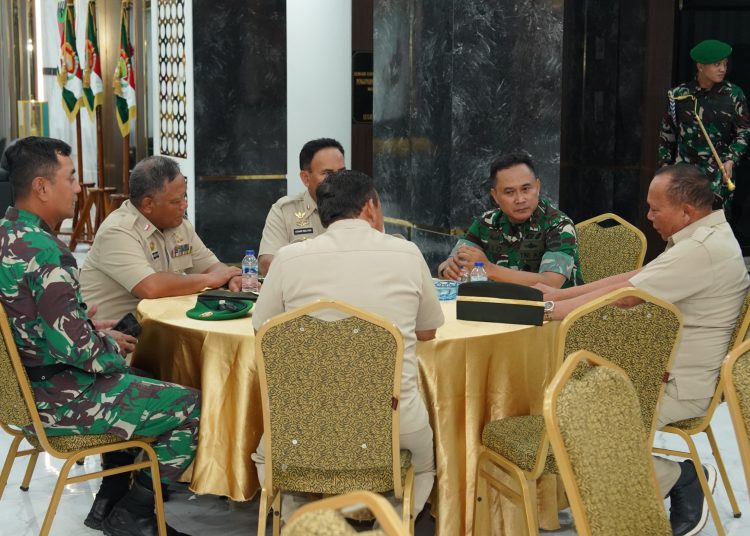 Pangdam I/BB,  Mayjen TNI Rio Firdianto (tengah) saat pertemuan dengan PPAD Sumut usai prosesi wisuda purnawirawan Pamen, Pama dan Bintara di Makodam I/BB.(Satunusantara news/HO-Pendam I/BB).