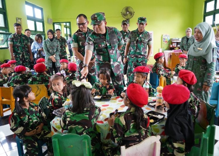 Danrem 032/Wirabraja, Brigjen TNI Wahyu Eko Purnomo (kiri) saat meninjau pemberian makanan sehat bergizi kepada anak-anak TK Kartika 1- 55, di Kota Padang.(Satunusantara news/HO-Penrem 032Wbr).