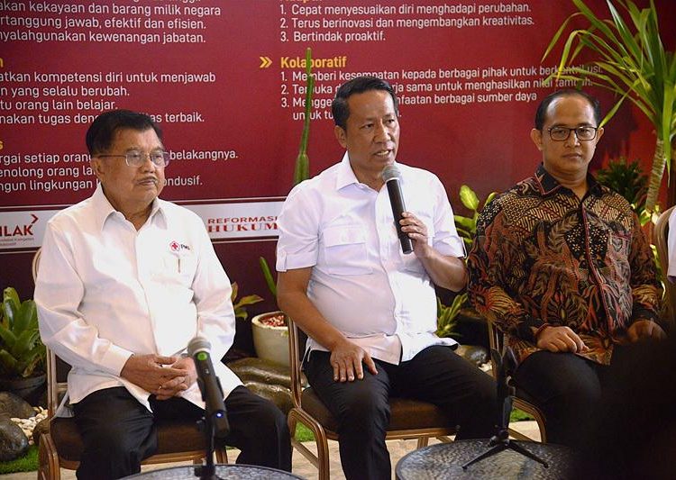 Menteri Hukum, Supratman Andi Agtas (tengah) saat menjelaskan , bahwa PMI di bawah pimpinan Jusuf Kalla (JK) adalah sah, di gedung Kemenkum,  Jakarta.(Satunusantara news/HO-Humas Kemenkum).