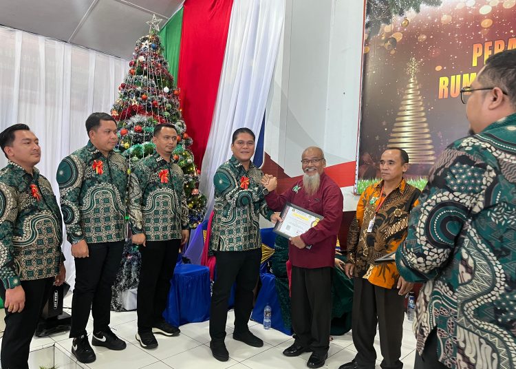 Kepala Rutan Kelas I Medan, Alanta Imanuel Ketaren (empat kanan) saat menyerahkan piagam penghargaan khusus kepada Yayasan Pelaksana Kegiatan Pembinaan Rohani Kristen yang rajin beribadah di Gereja Rutan Kelas I Medan. (Satunusantara news/HO-Humas Rutan Medan).