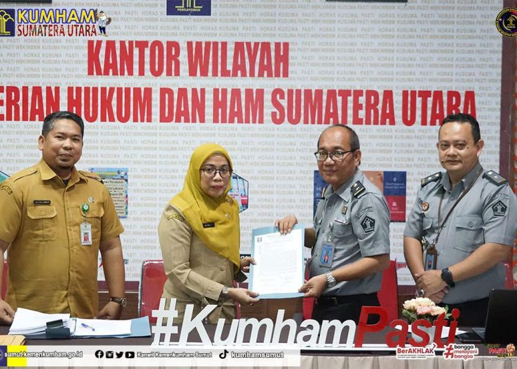 Kepala Divisi Pelayanan Hukum dan HAM,  Alex Cosmas Pinem ( dua kanan) saat  menyerahkan secara simbolis materi Ranpergub yang telah dibahas kepada Perwakilan Pemprov Sumut.(Satunusantara news/HO-Humas Kemenkumham Sumut)