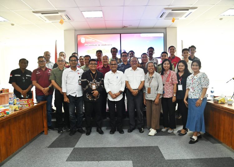 Periset BRIN  KKB Medan, Deddy Romulo Siagian (lima kiri) bersama  Bupati  Nias, Yaatulo Gulo (enam kanan) saat  acara Expose Penelitian dan Kajian Potensi Komoditas Unggulan dan Kesesuaian Lahan di Kabupaten Nias.(Satunusantara news/HO-BRIN KKB Medan).