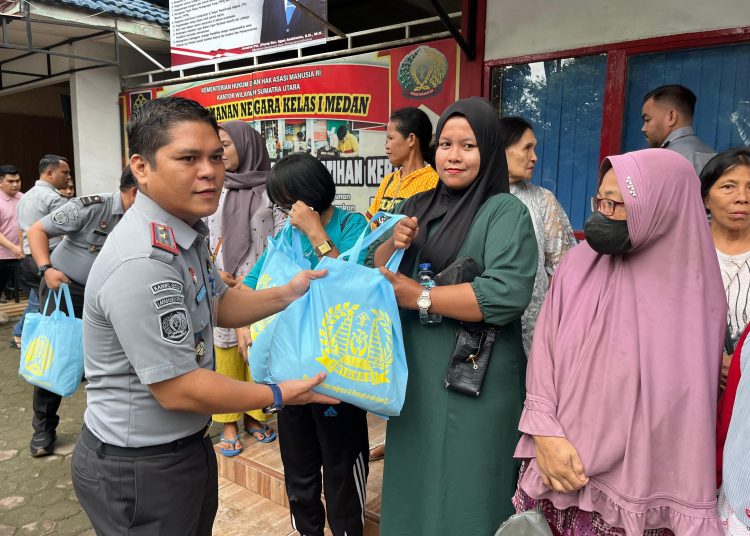 Kepala Rutan Kelas I Medan, Alanta Imanuel Ketaren (kiri) saat menyerahkan bantuan sembako kepada keluarga warga binaan di Aula Muladi Rutan Medan.(Satunusantara news/HO-Humas Rutan Medan).