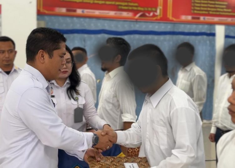 Kepala Rutan Kelas I Medan, Alanta Imanuel Ketaren (kiri) saat menyerahkan SK remisi Natal Tahun 2024  kepada warga binaan di Rutan Medan (Satunusantara news/HO-Humas Rutan Medan).