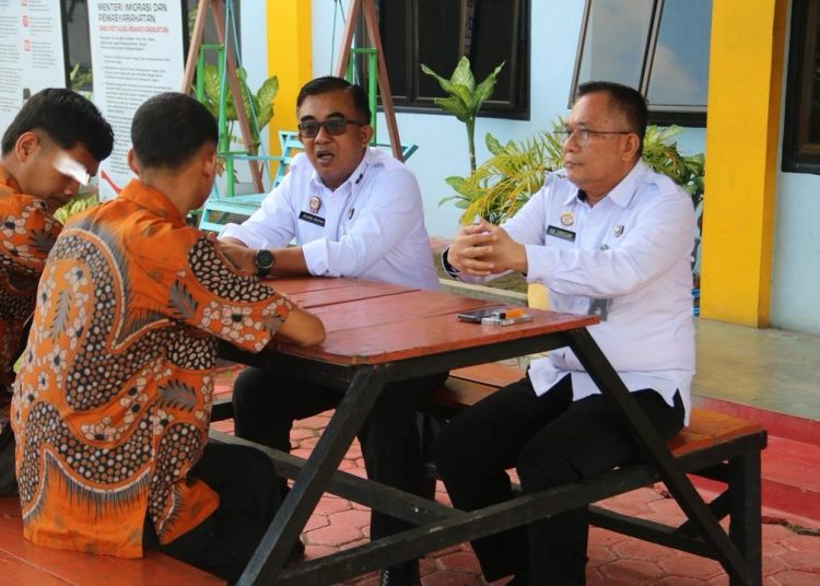 Kakanwil Kemenkumham Sumut, Agung Krisna (kiri) saat berdialog dengn anak didik di LPKA Kelas I Medan.(Satunusantara news/HO-Humas Kemenkumham Sumut).