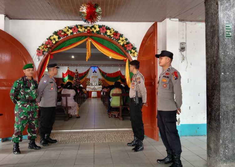 Personel Kodim 0206/Dairi bersama Polres Dairi melaksanakan pengamanan perayaan ibadah Natal hari kedua di Gereja HKBP Sidikalang.(Satunusantara news/HO-Kodim 0206/Dairi).