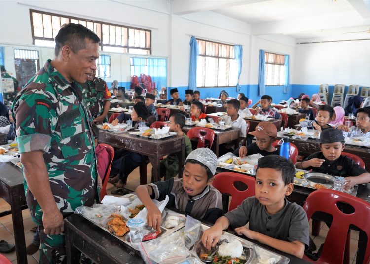 Pamen Ahli Bidang Sosial Budaya Kodam I/BB, Kolonel Inf Viktor Tampubolon (kiri) saat menyakisikan anak-anak Panti Asuhan  menyantap makanan sehat dan bergizi  di Yayasan  Pendidikan Singosari Kabupaten Deli Serdang, (Satunusantara news/HO-Pendam I/BB).