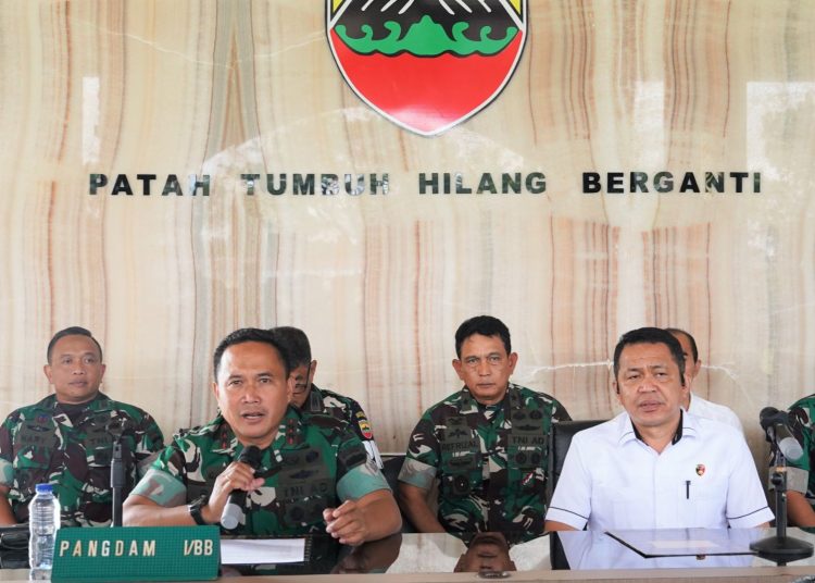 Pangdam I/BB, Mayjen TNI Rio Firdianto (kiri) saat  konferensi pers di Aula AH. Nasution, Lantai I Makodam I/BB. (Satunusantara news/HO-Pendam I/BB).