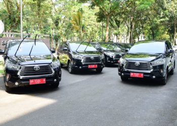 Rektor Unimed serahkan 10 unit mobil dinas kepada pimpinan fakultas lembaga dan pascasarjana
