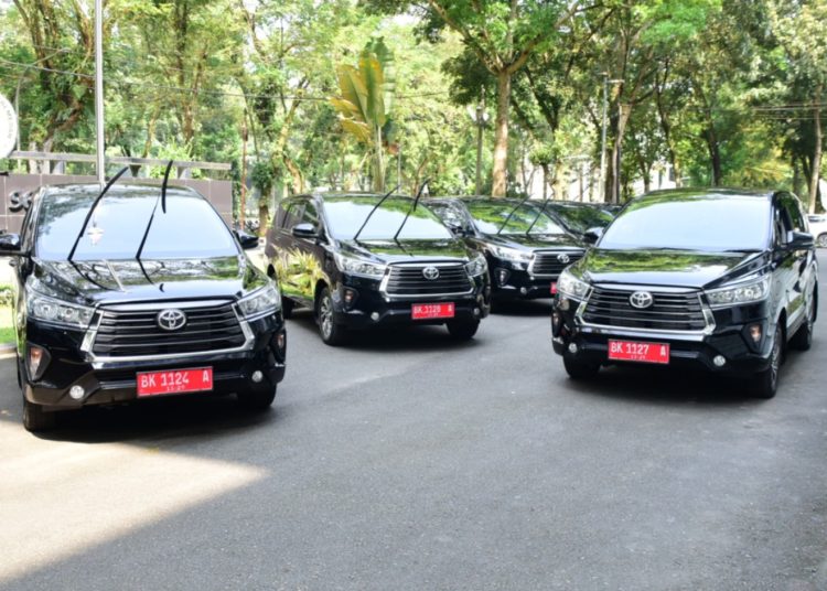 Rektor  Unimed, Prof. Dr. Ir. Baharuddin, ST, M.Pd, menyerahkan  10 unit mobil dinas tipe Innova Reborn kepada pimpinan fakultas, lembaga dan pascasarjana,  di halaman Rektorat Unimed.(Satunusantara news/HO-Humas UNimed).