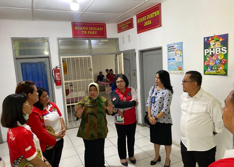 Direktur Perawatan Kesehatan dan Rehabilitasi, Ditjen Pemasyarakatan  dr. Adhayani Lubis (tengah) saat memberikan pengarahan didampingi Kadivpas Kanwil Kemenkumham Sumut Rudy F. Sianturi (kemeja putih) di Rutan Kelas I Medan.(Satunusantara news/HO-Humas Kemenkum Sumut).