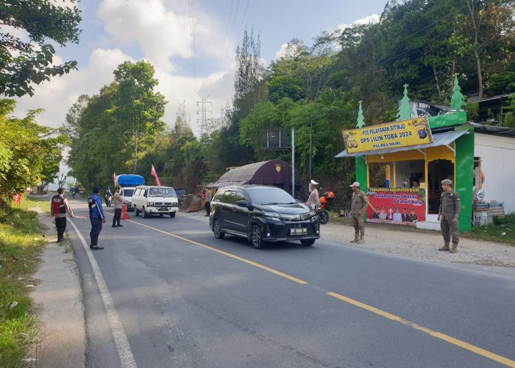 Personel Kodim 0206/Dairi bersama tim gabungan dari berbagai instansi melaksanakan tugas pengamanan di Pos Pengamanan (Pos PAM) Simpang Taman Wisata Iman (TWI), Sitinjo, Kabupaten Dairi.(Satunusantara news/HO-Pendim 0206/Dairi).