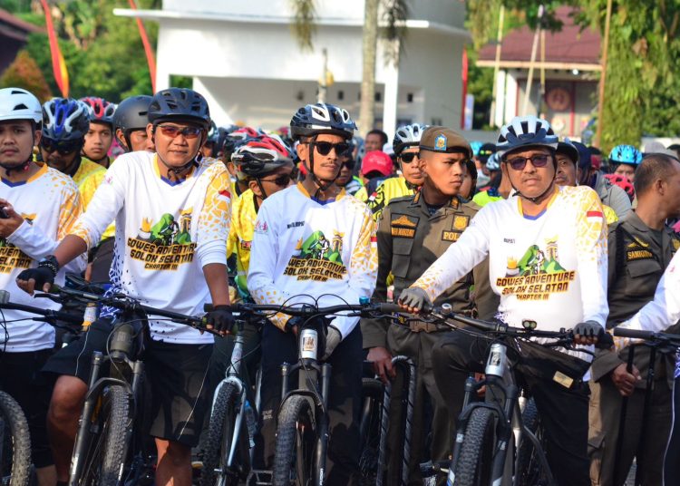 Dandim 0309/Solok Letkol Kav Sapta Raharja (dua kiri)  saat mengikuti kegiatan Gowes Adventure Solok Selatan (GASS) Chapter III dalam rangka perayaan ulang tahun Kabupaten Solok Selatan yang ke-21 yang dilaksanakan di Kabupten Solok Selatan.(Satunusantara news/HO-Pendim 0309/Solok).