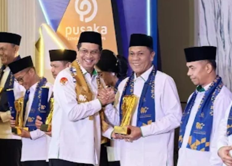 Wakil Menteri Agama Dr H Romo R. Muhammad Syafii, SH, MH (kiri) saat menyerahkan Penghargaan Humas Kemenag Award Tahun 2024 Kualifikasi Informatif kepada Kakanwil Kemenag Sumut H. Ahmad Qosbi,S.Ag, MM,  di Auditorium H.M. Rasjidi Kemenag RI.(Satunusantara news/HO-Humas Kanwil Kemenag Sumut).