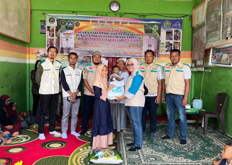 Manajer UP3 Padangsidimpuan, Yessi Indra (kanan) saat menyerahkan bantuan berupa uang tunai dan paket sembako kepada perwakilan peserta didik Panti Asuhan Anak Amalia Attohir.(Satunusantara news/HO-Huma PLN UID Sumut).