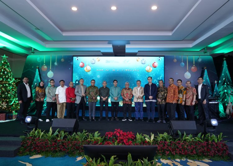 Dirut PTPN III (Holding), Mohammad Abdul Ghani (nomor 10 dari kiri) saat foto bersama pada acara  mengucurkan program TJSL sepanjang bulan Desember 2024.(Satunusantara news/HO-Humas PTPN III (Holding).