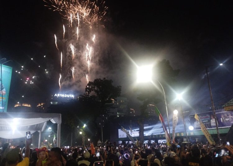 Puluhan ribu warga Kota Medan,  di Lapangan Benteng Medan, dalam merayakan dan menyambut Tahun Baru 2025, dengan pesta kembang api yang cukup meriah.(Satunusantara news/Munawar).