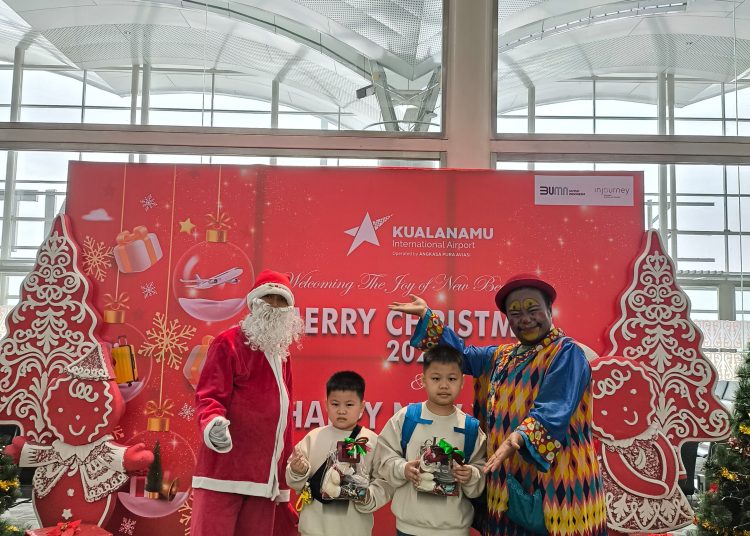 PT Angkasa Pura Aviasi Kualanamu mengadakan kegiatan Customer Happiness, penampilan sinterklas yang memberikan sovenir kepada penumpang anak-anak merayakan Natal 2024 dan Tahun Baru 2025.(Satunusantara news/HO-Humas PT Angkasa Pura Aviasi).