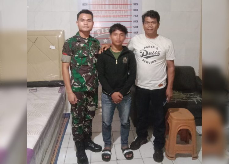 Personel Yonif 100/PS menyerahkan pelaku begal A (16) ke Polres Binjai.(Satunusantara news/HO-Pendam I/BB).