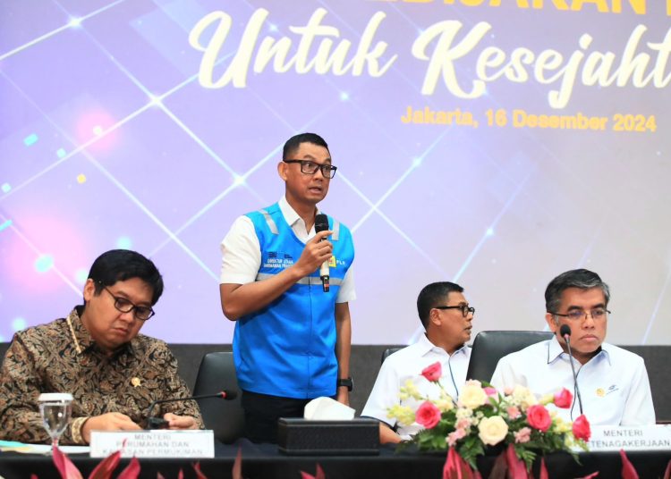 Direktur Utama PLN, Darmawan Prasodjo (kedua dari kiri) saat memaparkan terkait diskon tarif listrik 50 persen untuk rumah tangga dengan daya  listrik 2.200 VA  ke bawah pada periode Januari hingga Februari 2025 pada konferensi Pers bertajuk "Paket Kebijakan Ekonomi untuk Kesejahteraan" yang dilaksanakan di Kantor Kementerian Koordinator Perekonomian, Jakarta.(Satunusantara news/HO-Humas PLN UID Sumut).