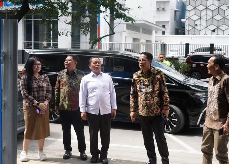 Menteri Hukum Supratman Andi Agtas (dua kanan) didampingi oleh Kakanwil Kemenkum Sumut, Ignatius Silalahi (kanan) saat meninjau progres pembangunan gedung baru Kanwil Kemenkum Sumut di Jalan Pemuda, Medan.(Satunusantara news/HO-Humas Kemenkum Sumut).