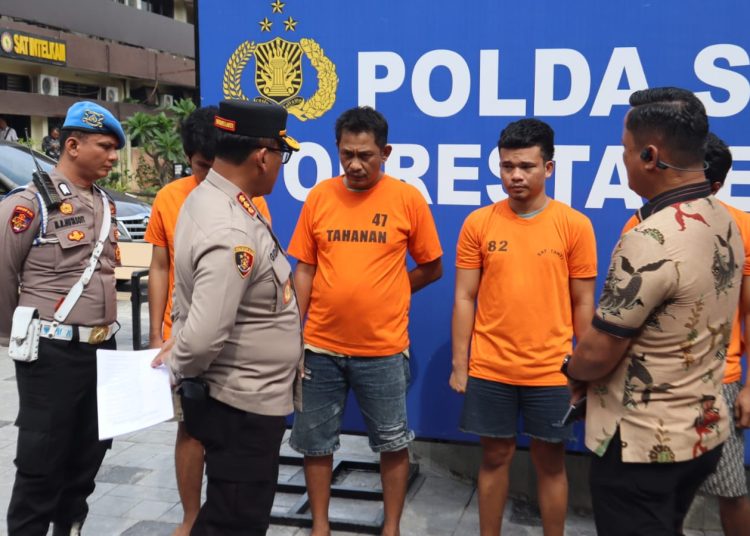 Kapolrestabes Medan Kombes Pol Gidion Arif Setyawan  (kiri) saat menginterogasi pelaku pembunuhan  mantan anggota TNI, Andreas Rury Stein Sianipar.(Satunusantara news/HO-Polrestabes Medan).