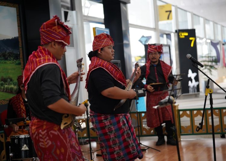 Disbduparekraf Sumut, saat menghibur para wisatawan yang baru tiba di Bandara Internasional Kualanamu, Kabupaten Deli Serdang.(Satunusantara news/HO-Disbduparekraf Sumut).