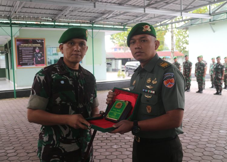 Dandim 0206/Dairi Letkol Inf Goklas Pirtahan Silaban (kiri) saat memberikan cendramata kepada Kapten Inf Harry Rezeki Utama,  yang menjalani penugasan baru sebagai Gumil Gol. VI Oli Gumil Taktik Tim Gumil Pusdikif Pussenif. (Satunusantara news/HO-Kodim 0206/Dairi).