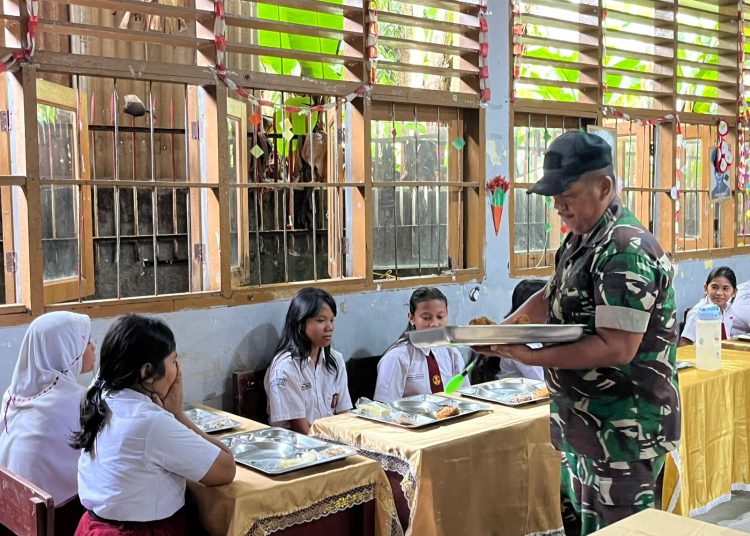 Kodam I/BB memberikan paket Makan Sehat Bergizi  kepada 250 siswa SD Negeri 067246 Kelurahan Tanjung Selamat, Kecamatan Medan Tuntungan, Kota Medan.(Satunusantara news/HO-Pendam I/BB).