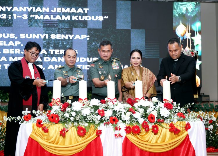 Kasad, Jenderal TNI Maruli Simanjuntak (tiga dari kanan) didampingi Ketua Umum Persit Kartika Chandra Kirana Ny. Uli Simanjuntak, merayakan Natal Bersama Keluarga Besar Kodam I/Bukit Barisan.(Satunusantara news/HO-Dispenad).