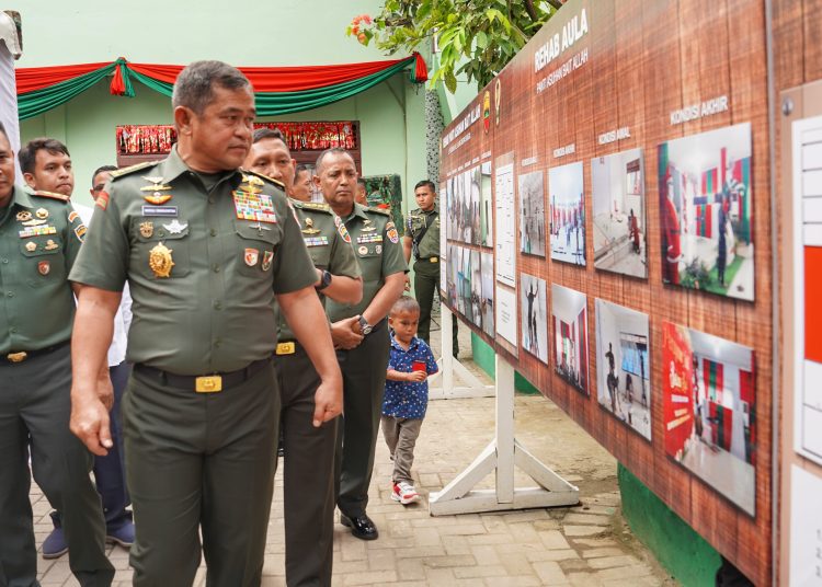 Kasad, Jenderal TNI Maruli Simanjuntak (tengah) didampingi oleh Pangdam I/BB Mayjen TNI Rio Firdianto (kiri) saat meninjau hasil renovasi Panti Asuhan Bait Allah di Kampung Lalang, Medan Sungggal yang telah selesai dikerjakan oleh Kodam I/BB.(Satunusantara news/Pendam I/BB).