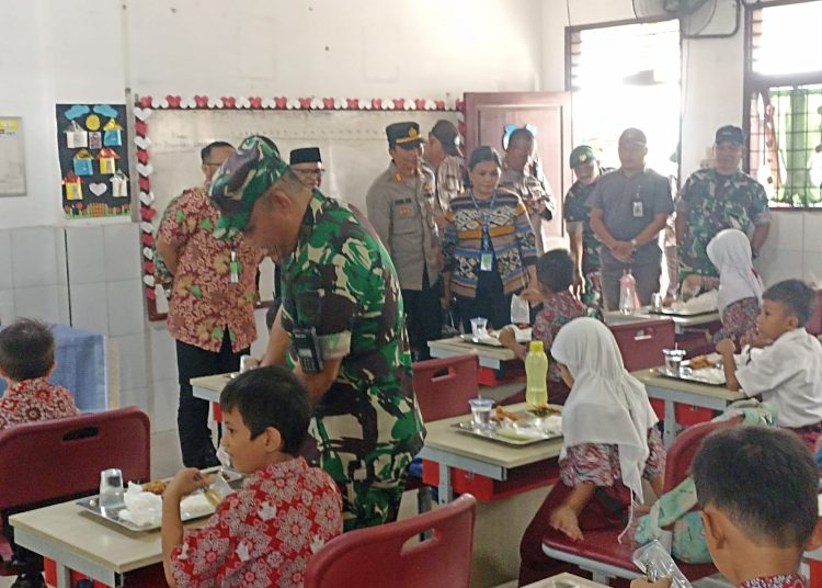 Staf Ahli Pangdam I/BB Bidang Ideologi dan Politik, Kolonel Inf A.Sinaga (tengah) saat meninjau  langsung  makan sehat bergizi siswa SD Negeri 064028  di Jalan Megawati, Kelurahan Pasar Merah Timur, Kecamatan Medan Area, Kota Medan.(Satunusantara news/HO-Pendam I/BB).