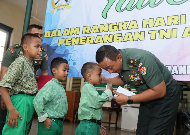 Kadispenad, Brigjen TNI Wahyu Yudhayana (kanan) saat memberikan tali asih kepada anak-anak di Panti Asuhan Piatu Muslimin, Jakarta Pusat. (Satunusantara news/HO-Dispenad).